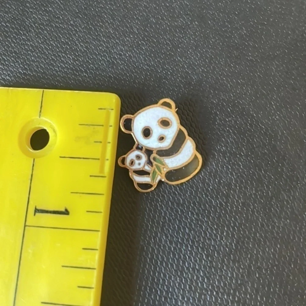PANDA PIN | PANDA BEAR & CUB EUCALYPTUS LEAF PIN